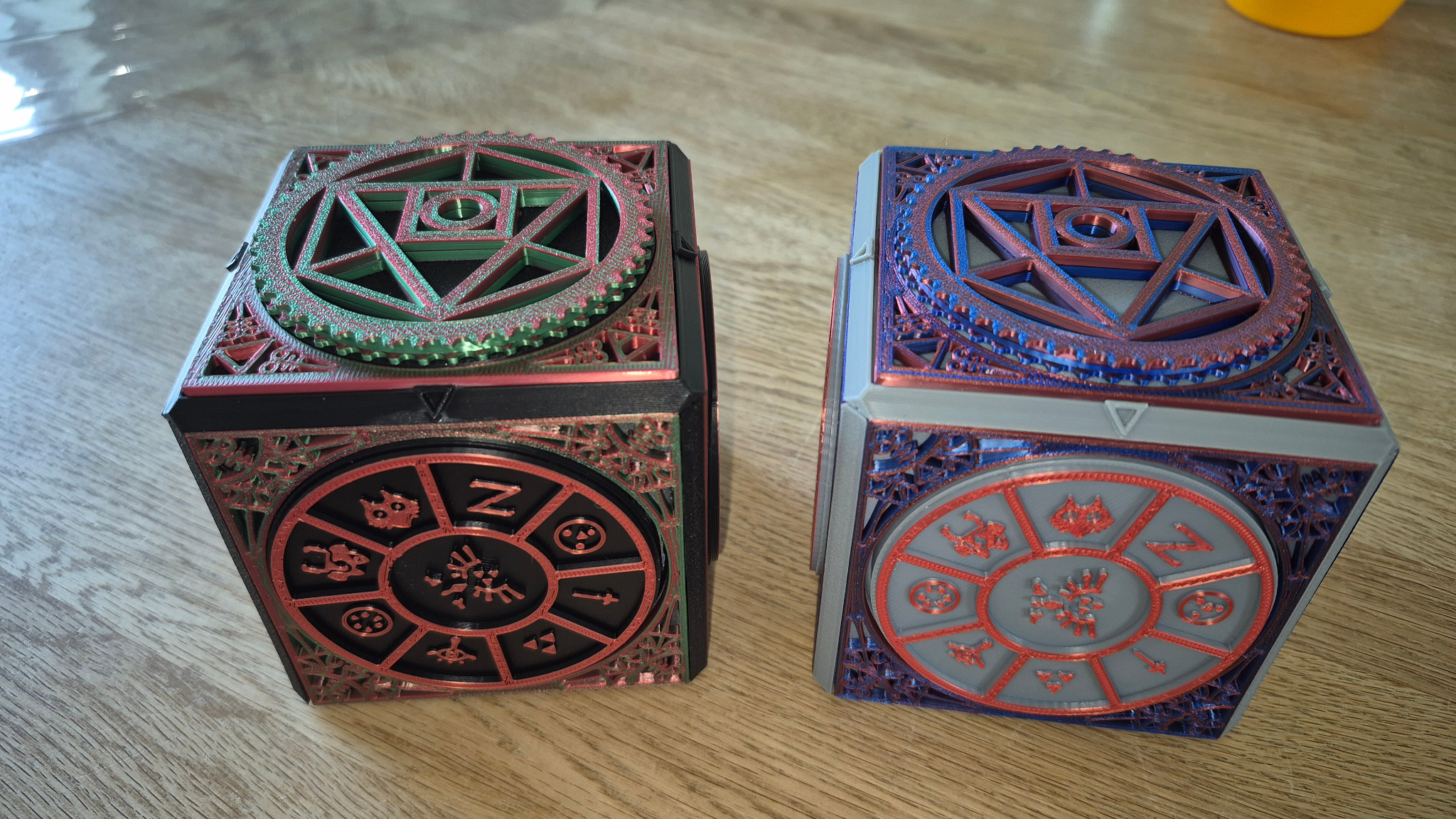 To Mystery Puzzle Boxes i forskellige farvekombinationer